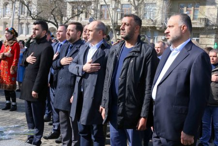 206 лет со дня рождения Кобзаря: одесситы возложили цветы к памятнику Шевченко (фоторепортаж)
