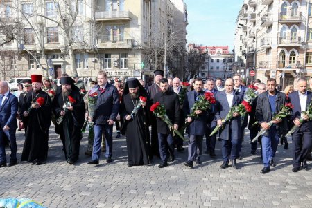 206 лет со дня рождения Кобзаря: одесситы возложили цветы к памятнику Шевченко (фоторепортаж)