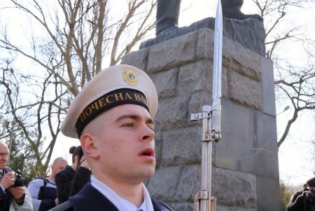 206 лет со дня рождения Кобзаря: одесситы возложили цветы к памятнику Шевченко (фоторепортаж)