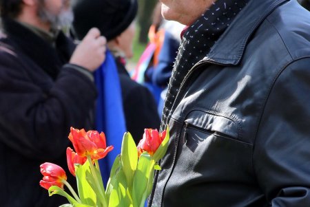 206 лет со дня рождения Кобзаря: одесситы возложили цветы к памятнику Шевченко (фоторепортаж)