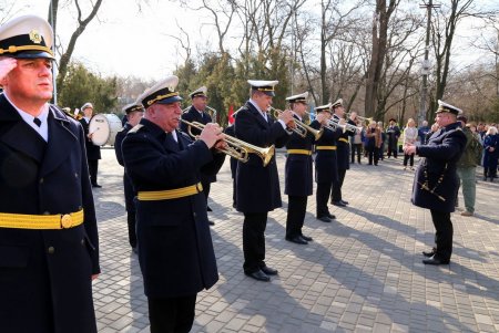206 лет со дня рождения Кобзаря: одесситы возложили цветы к памятнику Шевченко (фоторепортаж)