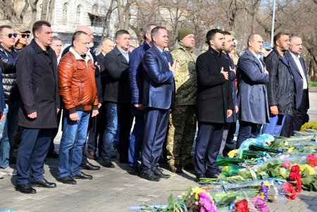 206 лет со дня рождения Кобзаря: одесситы возложили цветы к памятнику Шевченко (фоторепортаж)
