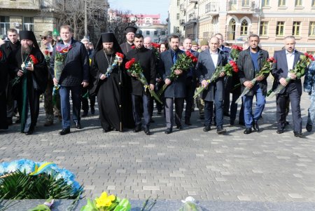 Тарас Шевченко родился 206 лет назад: к памятнику Великому Кобзарю горожане возложили цветы (фото)