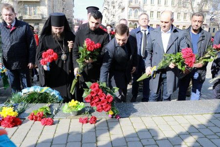 Тарас Шевченко родился 206 лет назад: к памятнику Великому Кобзарю горожане возложили цветы (фото)