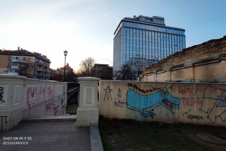 Не оставляют в покое: вандалы изрисовали мост Коцебу (фото)
