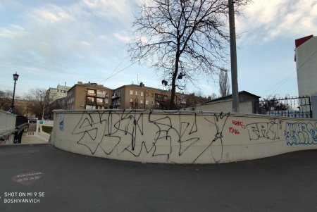 Не оставляют в покое: вандалы изрисовали мост Коцебу (фото)