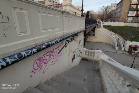 Не оставляют в покое: вандалы изрисовали мост Коцебу (фото)