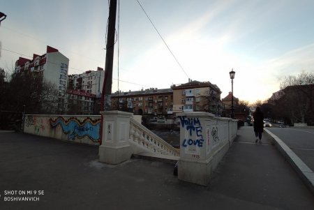 Не оставляют в покое: вандалы изрисовали мост Коцебу (фото)