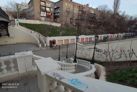 Не оставляют в покое: вандалы изрисовали мост Коцебу (фото)