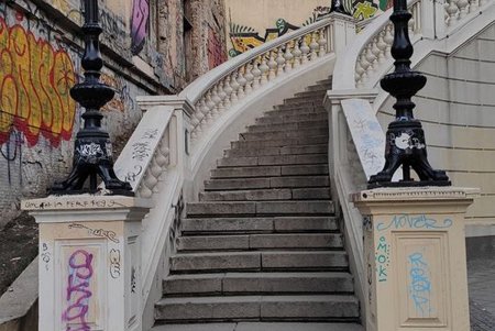 Не оставляют в покое: вандалы изрисовали мост Коцебу (фото)