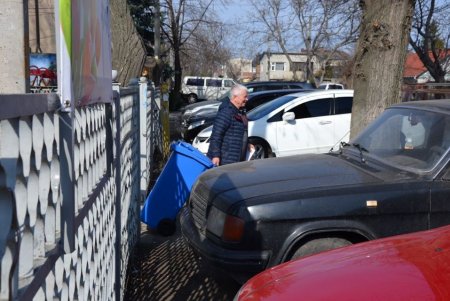 Чтобы ликвидировать свалки: жителям частного сектора в Киевском районе выдали мини-контейнеры для мусора (фото)