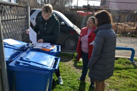Чтобы ликвидировать свалки: жителям частного сектора в Киевском районе выдали мини-контейнеры для мусора (фото)