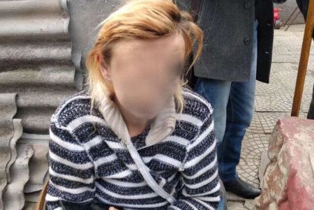 Голодали несколько дней: соцслужбы забрали у родителей-алкоголиков двух девочек (фото)