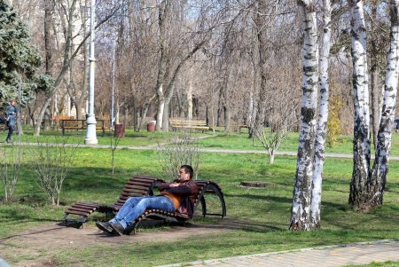 Весна в городе: одесситы вышли на прогулку (фоторепортаж)
