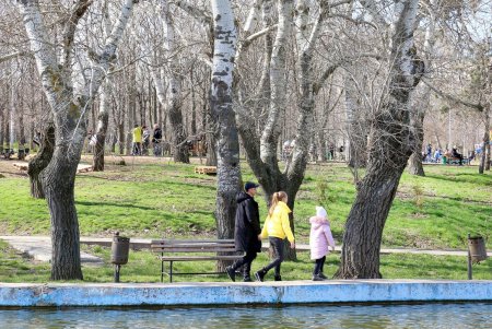 Весна в городе: одесситы вышли на прогулку (фоторепортаж)