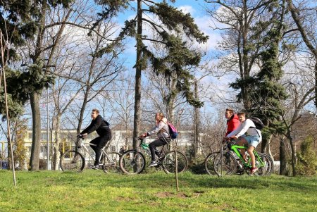 Весна в городе: одесситы вышли на прогулку (фоторепортаж)
