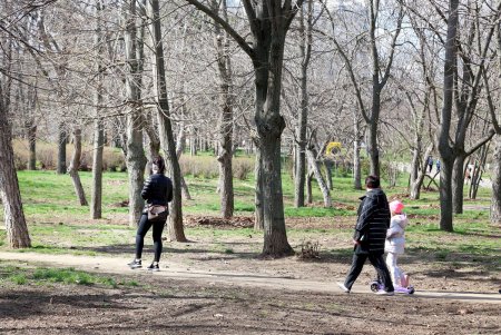 Весна в городе: одесситы вышли на прогулку (фоторепортаж)