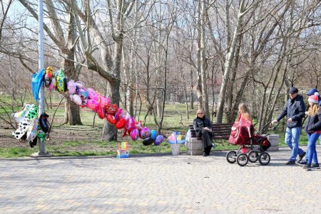 Весна в городе: одесситы вышли на прогулку (фоторепортаж)