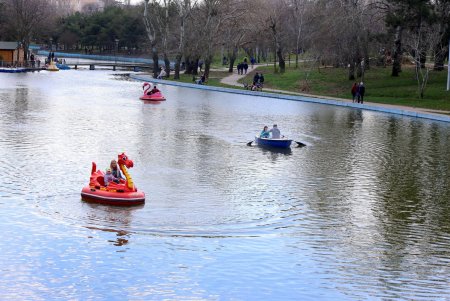 Весна в городе: одесситы вышли на прогулку (фоторепортаж)