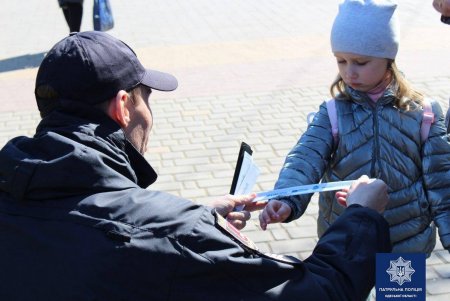 Юным одесситам подарили светоотражающие браслеты (фото)