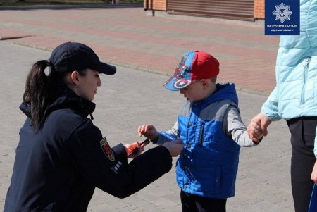 Юным одесситам подарили светоотражающие браслеты (фото)