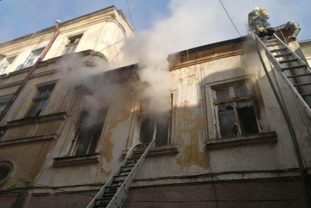 Пламя охватило квартиру на Еврейской: сгорела часть крыши дома (фото)