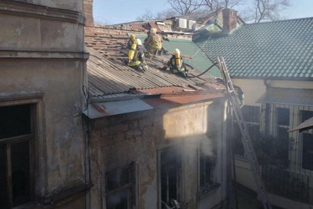 Пламя охватило квартиру на Еврейской: сгорела часть крыши дома (фото)