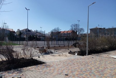 Территорию школы № 106 благоустраивают, а также ремонтируют стадион (фото)