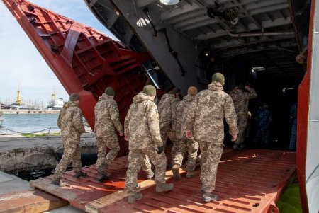Курсанты военной академии проходят обучение по морской десантной подготовке (фото)