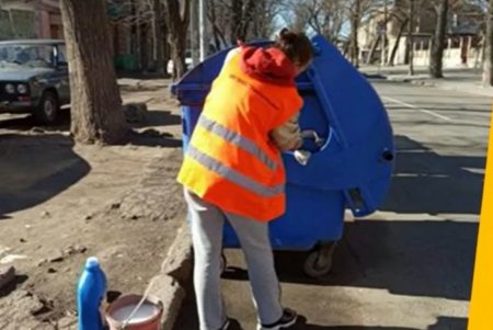 Коммунальщики дезинфицируют мусорные баки, остановки, подъезды, а также детские площадки (фото)
