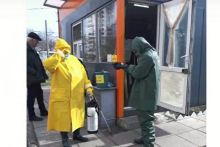 Коммунальщики дезинфицируют мусорные баки, остановки, подъезды, а также детские площадки (фото)