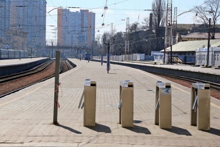 Одесские вокзалы закрылись на время карантина (фоторепортаж)