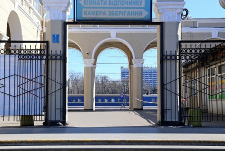 Одесские вокзалы закрылись на время карантина (фоторепортаж)