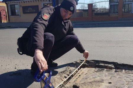 Патрульные проверяют состояние улично-дорожной сети города после зимы (фото)