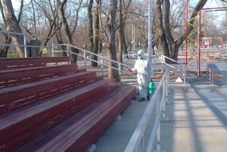 Одесские коммунальщики дезинфицируют детские площадки каждые два часа (фото)