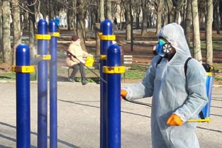 Одесские коммунальщики дезинфицируют детские площадки каждые два часа (фото)