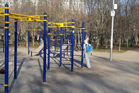 Одесские коммунальщики дезинфицируют детские площадки каждые два часа (фото)