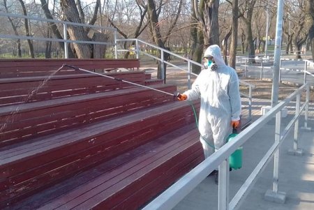 Одесские коммунальщики дезинфицируют детские площадки каждые два часа (фото)