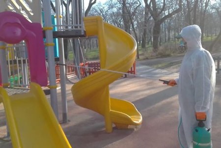 Одесские коммунальщики дезинфицируют детские площадки каждые два часа (фото)