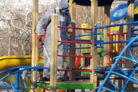 Одесские коммунальщики дезинфицируют детские площадки каждые два часа (фото)