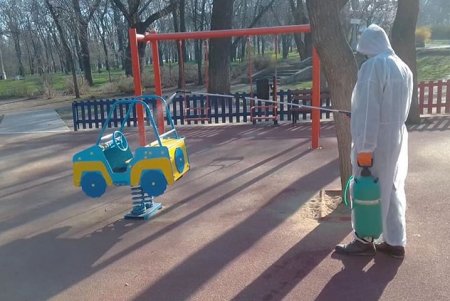 Одесские коммунальщики дезинфицируют детские площадки каждые два часа (фото)
