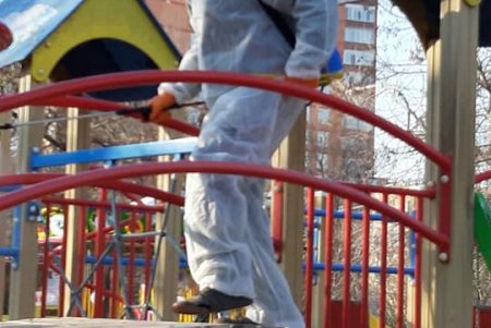 Одесские коммунальщики дезинфицируют детские площадки каждые два часа (фото)