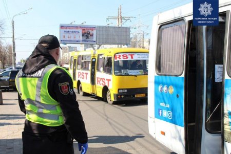 Правоохранители следят за работой общественного транспорта и составляют протоколы на нарушителей карантина (фото)