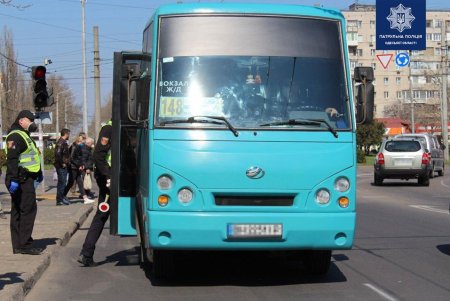 Правоохранители следят за работой общественного транспорта и составляют протоколы на нарушителей карантина (фото)
