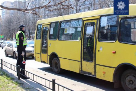 Правоохранители следят за работой общественного транспорта и составляют протоколы на нарушителей карантина (фото)