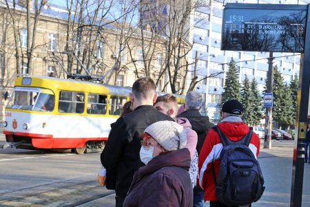 В трамваях и троллейбусах Одессы – лимит на количество пассажиров (фоторепортаж)