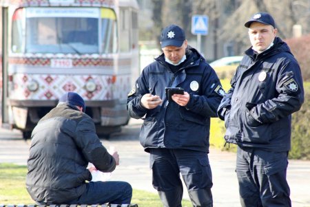 В трамваях и троллейбусах Одессы – лимит на количество пассажиров (фоторепортаж)