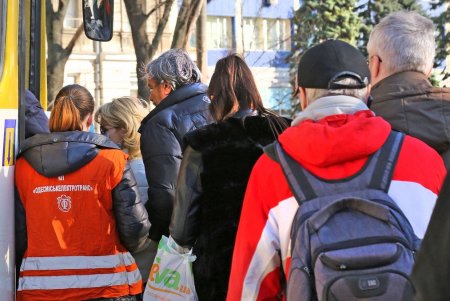 В трамваях и троллейбусах Одессы – лимит на количество пассажиров (фоторепортаж)