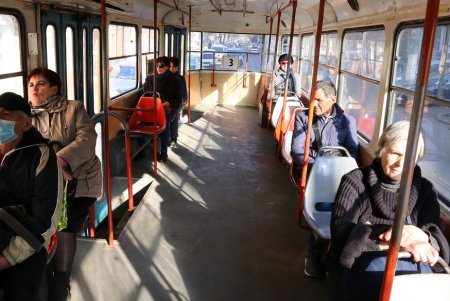 В трамваях и троллейбусах Одессы – лимит на количество пассажиров (фоторепортаж)