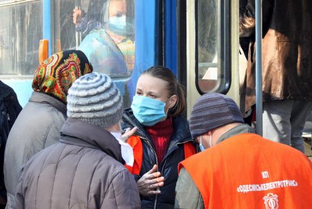В трамваях и троллейбусах Одессы – лимит на количество пассажиров (фоторепортаж)